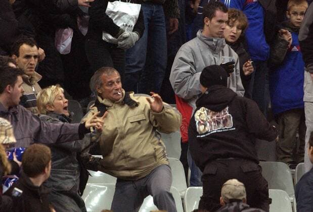 Ein Hooligan greift einen Zuschauer an Fußball Länderspiel Herren Länderspiel 2005, Freundschaftsspiel, Testspiel, Test, Nationalmannschaft, Nationalteam Gruppe Paris