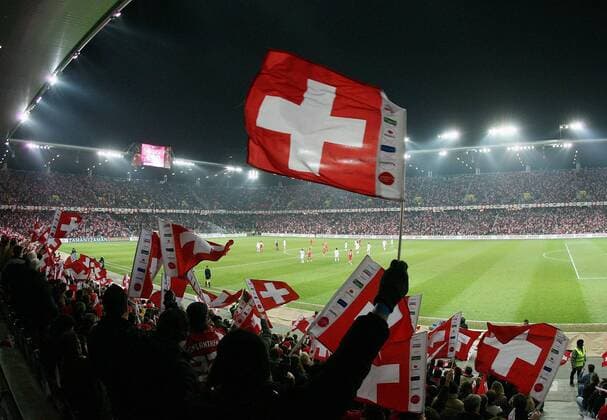 Die Schweizer Fans hüllen das Stade de Suisse in Bern mit unzähligen Nationalfahnen Rot Weiß ein Fußball Länderspiel Herren Weltmeisterschaftsqualifikation 2005, Qualifikation, Länderspiel, Relegation, Schweiz - Türkei 2:0 Totale Nationalmannschaft, Nationalteam Bern, Zuschauerperspektive