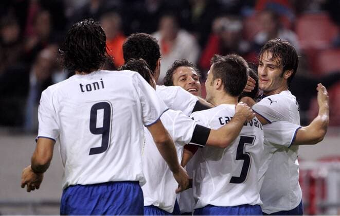 Torjubel Italien - v.re.: Alberto Gilardino, Fabio Cannavaro, Alessandro del Piero -  Fußball Länderspiel Herren Länderspiel 2005, Freundschaftsspiel, Test, Testspiel, Nationalmannschaft, Nationalteam Gruppe Amsterdam Freude,