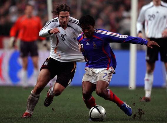 Florent Malouda (Frankreich, re.) gegen Torsten Frings (Deutschland) Fußball Länderspiel Herren Länderspiel 2005, Test, Testspiel, Freundschaftsspiel, Frankreich - Deutschland 0:0 Gruppe Paris Dynamik, Kampf,