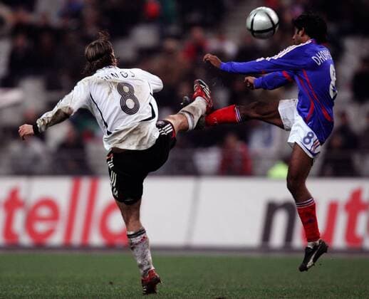 Vikash Dhorasoo (Frankreich, re.) gegen Torsten Frings (Deutschland) Fußball Länderspiel Herren Länderspiel 2005, Test, Testspiel, Freundschaftsspiel, Frankreich - Deutschland 0:0 Gruppe Paris Dynamik, Kampf, Höhe,