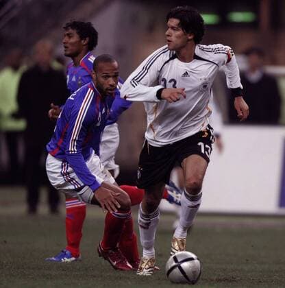 Michael Ballack (Deutschland, re.) verfolgt von Thierry Henry (Frankreich) Fußball Länderspiel Herren Länderspiel 2005, Test, Testspiel, Freundschaftsspiel, Nationalmannschaft, Nationalteam Gruppe Paris Dynamik,