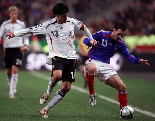 Michael Ballack (Deutschland, li.) gegen Anthony Reveillere (Frankreich) Fußball Länderspiel Herren Länderspiel 2005, Test, Testspiel, Freundschaftsspiel, Frankreich - Deutschland 0:0 Einzelbild Paris Dynamik,
