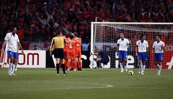 Torjubel Niederlande, daneben die enttäuschten Italiener, v.li.: Luca Toni, Alessandro Nesta, Andrea Pirlo und Fabio Cannavaro - Fußball Länderspiel Herren Länderspiel 2005, Freundschaftsspiel, Testspiel, Test, Nationalmannschaft, Nationalteam Totale Amsterdam Begeisterung, Enttäuschung, Freude,