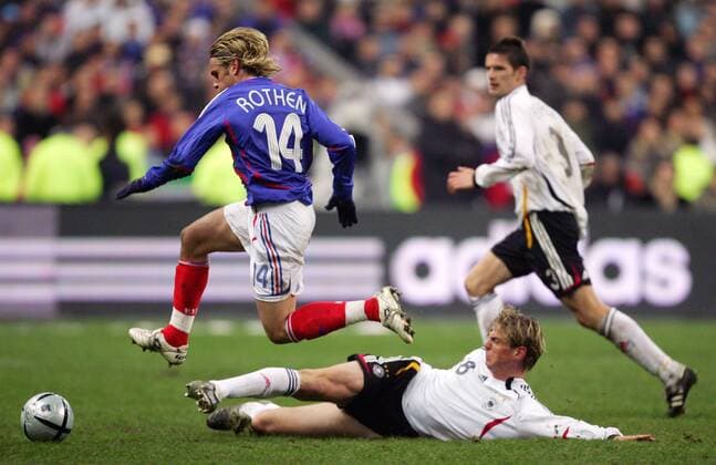Tim Borowski (Deutschland, am Boden) gegen Jerome Rothen (Frankreich) Fußball Länderspiel Herren Länderspiel 2005, Test, Testspiel, Freundschaftsspiel, Frankreich - Deutschland 0:0 Gruppe Paris Dynamik, Kampf,