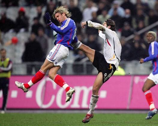 Jerome Rothen (Frankreich, li.) gegen Torsten Frings (Deutschland) Fußball Länderspiel Herren Länderspiel 2005, Test, Testspiel, Freundschaftsspiel, Frankreich - Deutschland 0:0 Gruppe Paris Dynamik, Höhe,