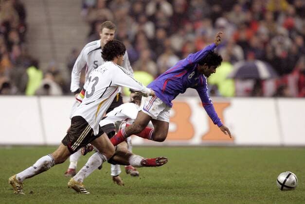 Vikash Dhorasoo (Frankreich, re.) wird von Michael Ballack (li.) und Frings (beide Deutschland, verdeckt) in die Zange genommen Fußball Länderspiel Herren Länderspiel 2005, Test, Testspiel, Freundschaftsspiel, Nationalmannschaft, Nationalteam Gruppe Paris Dynamik, Kampf,