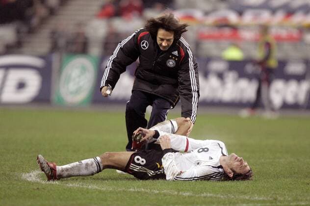 Mannschaftsarzt Dr. Hans Wilhelm Müller Wohlfahrt eilt dem verletzt am Boden liegenden Torsten Frings (beide Deutschland) zu Hilfe Fußball Länderspiel Herren Länderspiel 2005, Test, Testspiel, Freundschaftsspiel, Nationalmannschaft, Nationalteam Gruppe Paris