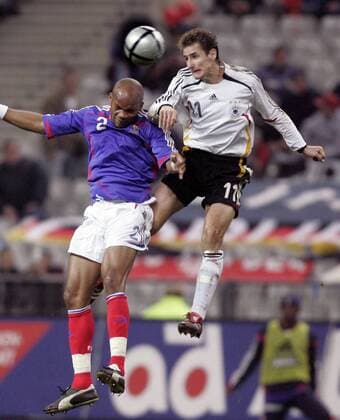 Miroslav Klose (Deutschland, re.) gegen Jean Alain Boumsong (Frankreich) Fußball Länderspiel Herren Länderspiel 2005, Test, Testspiel, Freundschaftsspiel, Nationalmannschaft, Nationalteam Gruppe Paris Dynamik, Höhe,