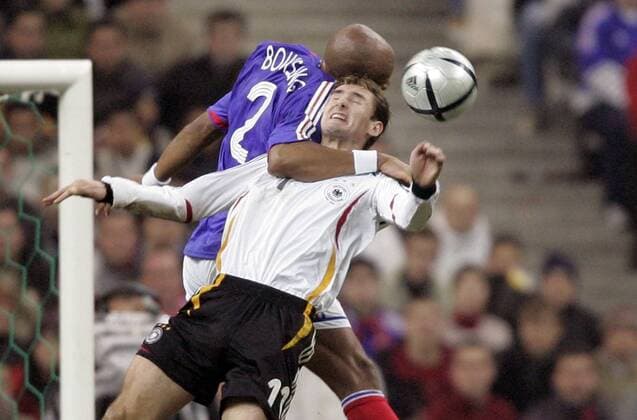 Miroslav Klose (Deutschland, re.) gegen Jean Alain Boumsong (Frankreich) Fußball Länderspiel Herren Länderspiel 2005, Test, Testspiel, Freundschaftsspiel, Nationalmannschaft, Nationalteam Gruppe Paris Dynamik, Kampf,