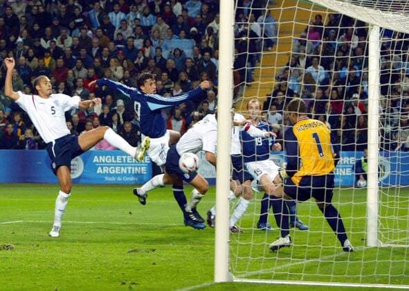 Strafraumszene: Hernan Crespo (2.v.li., Argentinien) setzt sich regelwidrig ein und das folgende Tor wird aberkannt, Rio Ferdinand (li.) und Torwart Paul Robinson (beide England) kommen damit gut weg -  Fußball Länderspiel Herren Länderspiel 2005, Freundschaftsspiel, Test, Testspiel, Nationalmannschaft, Nationalteam, Vdig Totale Genf Dynamik,
