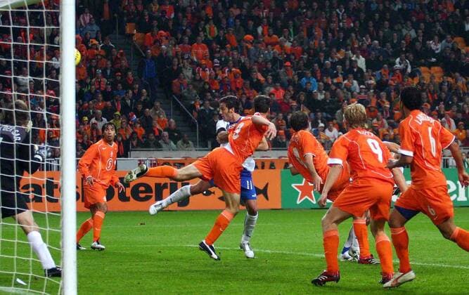 Alberto Gilardino (Italien, Mitte) erzielt per Kopf den Treffer zum 1:1 Ausgleich trotz Oranje Übermacht der Niederlande, v.li.: Giovanni van Bronckhorst, Ron Vlaar, Joris Mathijsen, Dirk Kuyt und Denny Landzaat - Fußball Länderspiel Herren Länderspiel 2005, Freundschaftsspiel, Testspiel, Test, Nationalmannschaft, Nationalteam Gruppe Amsterdam Dynamik, Kampf,