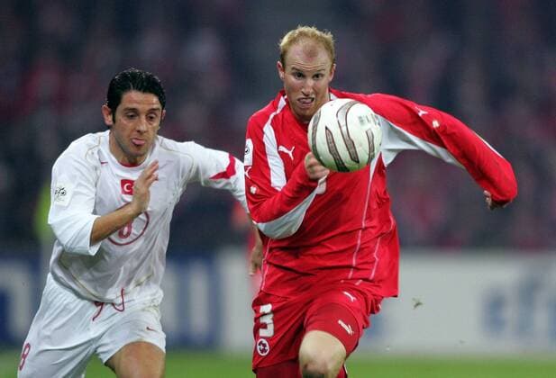 Ludovic Magnin (Schweiz, re.) gegen Nihat Kahveci (Türkei) Fußball Länderspiel Herren Weltmeisterschaftsqualifikation 2005, Qualifikation, Länderspiel, Relegation, Schweiz - Türkei 2:0 Gruppe Relegationsspiel, Hinspiel Bern Dynamik,