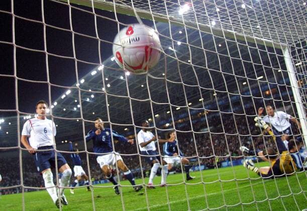 Der ball zappelt im Netz und die englische Hintermannschaft um John Terry (li.) ist geschlagen -  Fußball Länderspiel Herren Länderspiel 2005, Freundschaftsspiel, Test, Testspiel, Nationalmannschaft, Nationalteam, Vdig Totale Stade de Geneve Genf