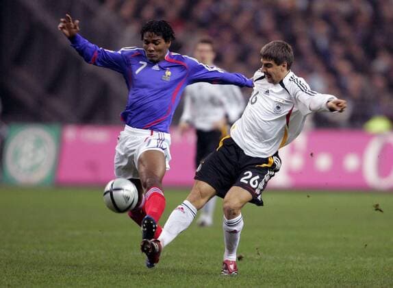 Florent Malouda (Frankreich, li.) gegen Sebastian Deisler (Deutschland) Fußball Länderspiel Herren Länderspiel 2005, Freundschaftsspiel, Test, Testspiel, Nationalmannschaft, Nationalteam Gruppe Paris Dynamik,
