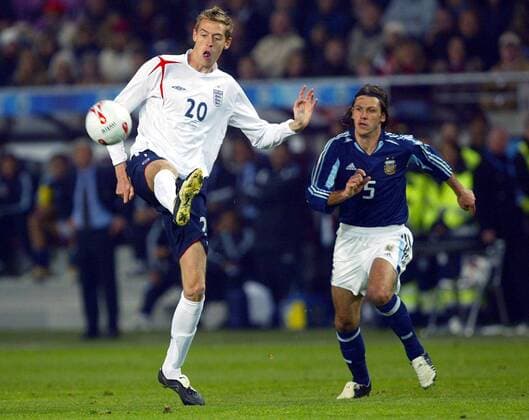 Peter Crouch (li. England) gegen Martin Demichelis (Argentinien) -  Fußball Länderspiel Herren Länderspiel 2005, Freundschaftsspiel, Test, Testspiel, Nationalmannschaft, Nationalteam, Vdig Gruppe Genf