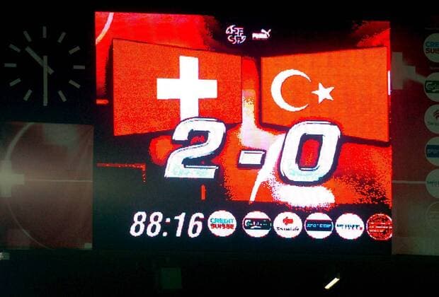 Auf der Anzeigetafel steht es: kurz vor Schluss führt die Schweiz gegen die Türkei mit 2:0 Fußball Länderspiel Herren Weltmeisterschaftsqualifikation 2005, Qualifikation, Länderspiel, Relegation, Playoffs, Playoff Einzelbild Nationalmannschaft, Nationalteam Bern, Endergebnis, Endresultat
