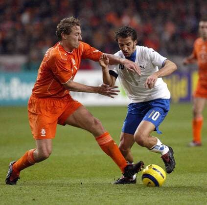 Alessandro del Piero (Italien, re.) gegen Jan Kromkamp (Niederlande) -  Fußball Länderspiel Herren Länderspiel 2005, Freundschaftsspiel, Testspiel, Test, Nationalmannschaft, Nationalteam Gruppe Amsterdam Dynamik, Kampf,