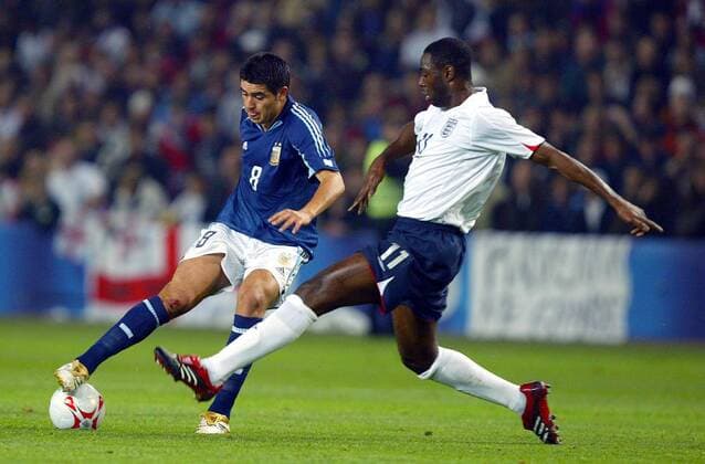 Juan Roman Riquelme (li., Argentinien) gegen Ledley King (England) -  Fußball Länderspiel Herren Länderspiel 2005, Freundschaftsspiel, Test, Testspiel, Nationalmannschaft, Nationalteam, Vdig Gruppe Genf
