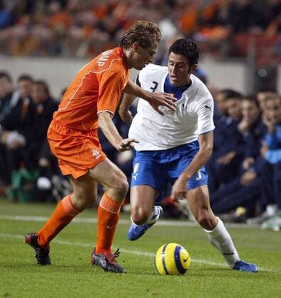 Fabio Grosso (Italien, re.) gegen Jan Kromkamp (Niederlande) -  Fußball Länderspiel Herren Länderspiel 2005, Freundschaftsspiel, Testspiel, Test, Nationalmannschaft, Nationalteam Gruppe Amsterdam Dynamik,