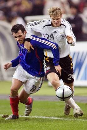 Willy Sagnol (Frankreich, li.) gegen Marcell Jansen (Deutschland) Fußball Länderspiel Herren Länderspiel 2005, Freundschaftsspiel, Test, Testspiel, Frankreich - Deutschland 0:0 Gruppe Paris Dynamik, Kampf,