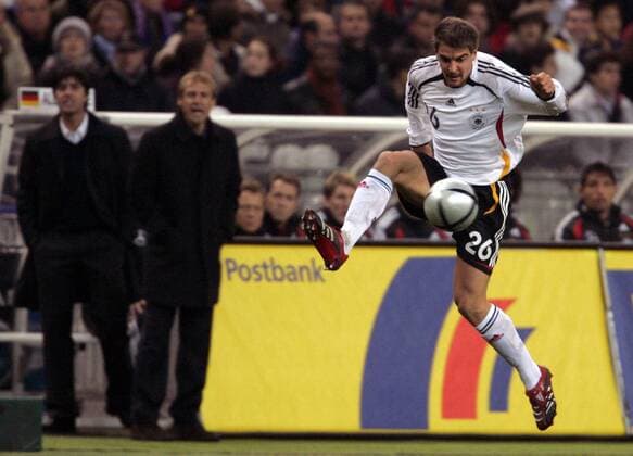 Sebastian Deisler (Deutschland) - Ballannahme im Sprung Fußball Länderspiel Herren Länderspiel 2005, Freundschaftsspiel, Test, Testspiel, Nationalmannschaft, Nationalteam Einzelbild Paris Dynamik,