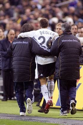 Die Mannschaftsärzte Dr. Hans Wilhelm Müller Wohlfahrt (li.) und Josef Schmitt begleiten Sebastian Deisler verletzt vom Platz, hi. Bundestrainer Jürgen Klinsmann (alle Deutschland) Fußball Länderspiel Herren Länderspiel 2005, Freundschaftsspiel, Test, Testspiel, Nationalmannschaft, Nationalteam, Deutschland Gruppe Joseph, Mannschaftsarzt Paris