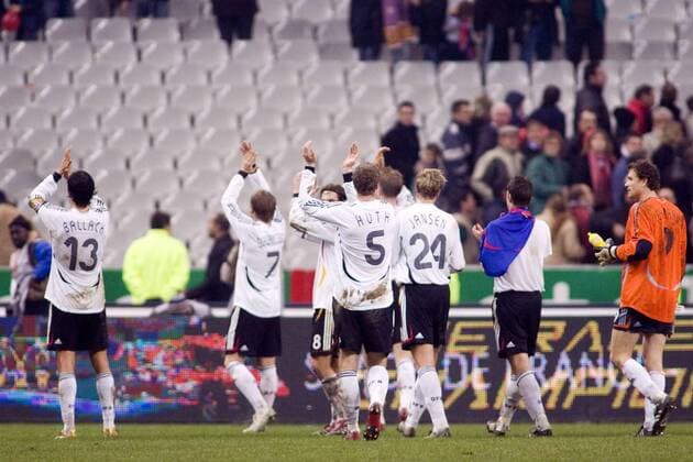 Schlußjubel Deutschland, u.a. Michael Ballack (li.), Robert Huth (Mitte), Marcell Jansen (3.v.re.) und Torwart Jens Lehmann (re.) Fußball Länderspiel Herren Länderspiel 2005, Freundschaftsspiel, Test, Testspiel, Nationalmannschaft, Nationalteam, Deutschland Gruppe Frankreich - Deutschland 0:0 Paris Freude,