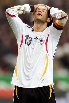 Michael Ballack (Deutschland) verzweifelt Fußball Länderspiel Herren Länderspiel 2005, Freundschaftsspiel, Test, Testspiel, Nationalmannschaft, Nationalteam, Deutschland Einzelbild Paris Enttäuschung, Verzweiflung