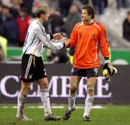 Marcell Jansen und Torwart Jens Lehmann (beide Deutschland) - shake hands Fußball Länderspiel Herren Länderspiel 2005, Freundschaftsspiel, Test, Testspiel, Nationalmannschaft, Nationalteam Gruppe Paris Freude,