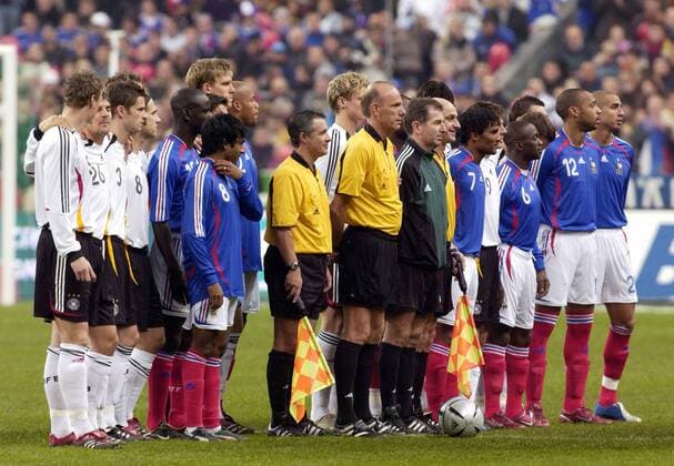 Freundschaftsspiel: Gruppenfoto beider Teams mit dem Schiedsrichtergespann um Referee Steve Bennett (2.v.li., England) Fußball Länderspiel Herren Länderspiel 2005, Freundschaftsspiel, Test, Testspiel, Nationalmannschaft, Nationalteam, Vdig Totale Paris Harmonie, Kameradschaft,