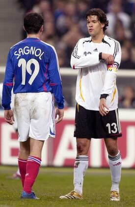 Michael Ballack (re., Deutschland) und Willy Sagnol (Frankreich) begegnen sich natürlich freundschaftlich auf dem Platz Fußball Länderspiel Herren Länderspiel 2005, Freundschaftsspiel, Test, Testspiel, Nationalmannschaft, Nationalteam, Vdig Gruppe Paris