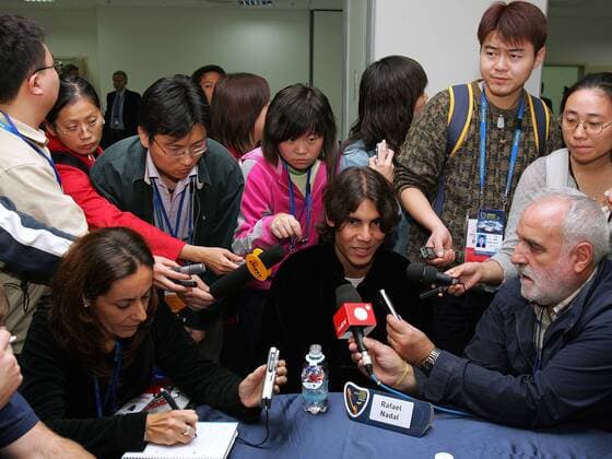Rafael Nadal (Spanien) gibt zahlreichen Journalisten ein Interview Tennis WM Herren Masters Cup Shanghai 2005, ATP Weltmeisterschaft Gruppe Shanghai