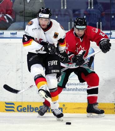 Rob Leask (Deutschland, li.) schießt gegen Scott King (Kanada) den Puck mit dem Schlittschuh weg Eishockey Länderspiel Herren Deutschlandcup 2005, TUI Nationscup, Nations Cup, Länderspiel, Nationalmannschaft, Nationalteam Gruppe Hannover Dynamik, Kampf,
