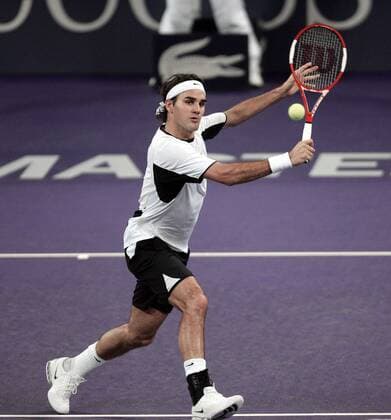 Roger Federer (Schweiz) - Rückhandvolley Tennis WM Herren Masters Cup Shanghai 2005, ATP Weltmeisterschaft Einzelbild Shanghai