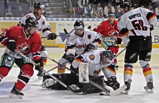 Goalie Thomas Greiss und Lasse Kopitz (re., beide Deutschland) retten gemeinsam gegen Domenic Pittis (Kanada) Eishockey Herren Deutschlandcup 2005, TUI Nationscup, Nations Cup, Länderspiel, Nationalmannschaft, Nationalteam Gruppe Domenico Hannover Dynamik, Kampf,