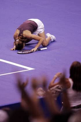 Amelie Mauresmo (Frankreich) jubelt über ihren Sieg beim Masters Championship 2005 und küßt den Hallenboden -  Tennis WM Damen Weltmeisterschaft 2005, WTA Masters Tour, Championship, Indoor, Hallentennis Einzelbild Los Angeles, LA, L A Begeisterung, Freude,