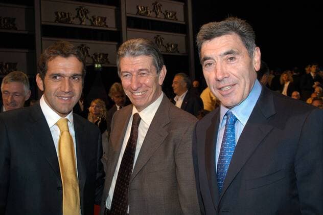 Nationaltrainer Franco Ballerini (li.), Felice Gimondi (Mitte, beide Italien) und Eddy Merckx (Belgien) anläßlich der Präsentation der Streckenführung des 89. Giro D Italia 2006 -  Radsport Herren Vorschau 2005 zum 89. Giro dItalia 2006, D Italia, Pro Tour, Straßenradsport, Straße, Rad Gruppe Mailand