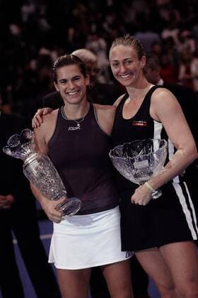 Die Siegerin Amelie Mauresmo (li.) und die zweitplatzierte Mary Pierce (beide Frankreich) präsentieren ihre Trophäen beim Masters Championship 2005 -  Tennis WM Damen Weltmeisterschaft 2005, WTA Masters Tour, Championship Gruppe Los Angeles, LA, L A Freude,