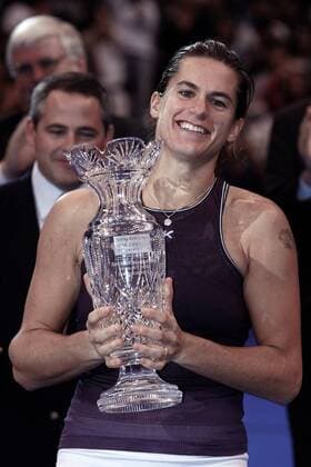 Siegerin Amelie Mauresmo (Frankreich) präsentiert die Trophäe für ihren Sieg beim Masters Championship 2005 -  Tennis WM Damen Weltmeisterschaft 2005, WTA Masters Tour, Championship Einzelbild Los Angeles, LA, L A Begeisterung, Freude,