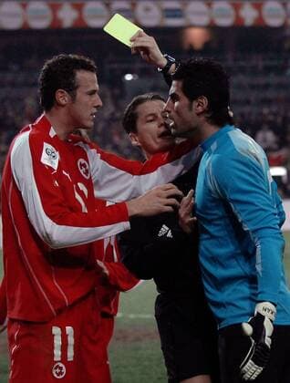 Die Gelbe Karte von FIFA Schiedsrichter Lubos Michel (Slowakei) kann den Streit zwischen Marco Streller (Schweiz, li.) und Torwart Volkan Demirel (Türkei) nicht so richtig schlichten Fußball Länderspiel Herren Weltmeisterschaftsqualifikation 2005, Qualifikation, Länderspiel, Relegation, Relegationsspiel Gruppe Bern Komik,