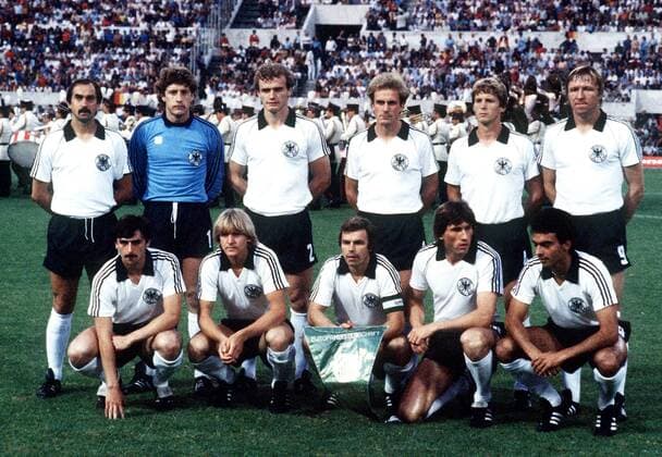Mannschaftsbild BR Deutschland hi. v.li.: Ulli Stielike, Torwart Harald Schumacher, Hans Peter Briegel, Karl Heinz Rummenigge, Karlheinz Förster, Horst Hrubesch; vorn: Klaus Allofs, Bernd Schuster, Bernard Dietz, Manfred Kaltz und Hansi Müller Fußball EM Herren Europameisterschaft 1980, Länderspiel, Nationalmannschaft, Nationalteam, Finale, Endspiel, Vdia Totale Rom