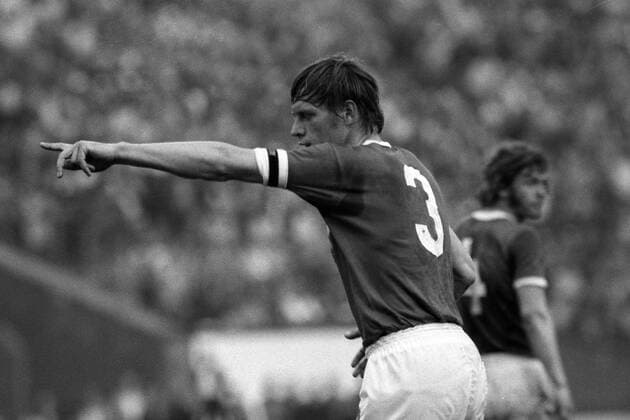 Bernd Bransch (DDR) gibt Anweisungen Fußball WM Herren Weltmeisterschaft 1974, Nationalmannschaft, Nationalteam, Nationaltrikot, Länderspiel, Zwischenrunde Einzelbild Hannover