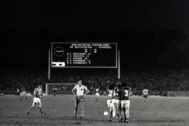 Torjubel BR Deutschland, v.re.: Paul Breitner, Uli Hoeneß und Wolfgang Overath, daneben der enttäuschte Staffan Tapper (Schweden, Mitte), außerdem Jürgen Grabowski (BR Deutschland, li.) Fußball WM Herren Weltmeisterschaft 1974, Nationalmannschaft, Nationalteam, Nationaltrikot, Länderspiel, Zwischenrunde Totale Rheinstadion, Stadion, innen, Innenansicht Düsseldorf Freude,