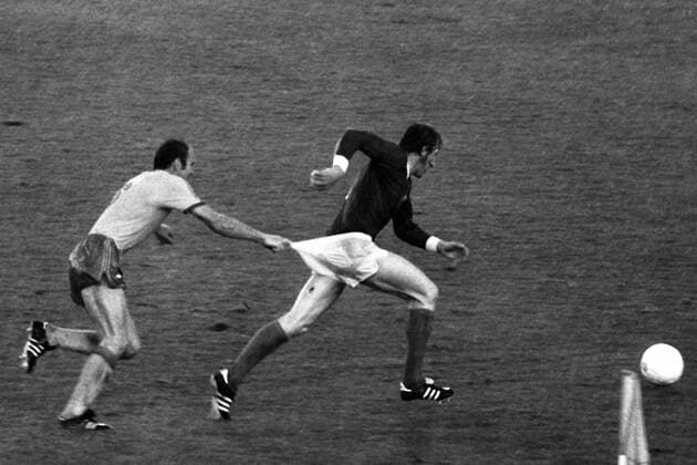 BranchensperreXfürXBuchtitelXbisXJuli2017 - Hans Georg Schwarzenbeck (BR Deutschland, re.) wird von Ove Grahn (Schweden) an der Hose festgehalten Fußball WM Herren Weltmeisterschaft 1974, Nationalmannschaft, Nationalteam, Nationaltrikot, Länderspiel, Zwischenrunde Totale Düsseldorf Dynamik, Komik,