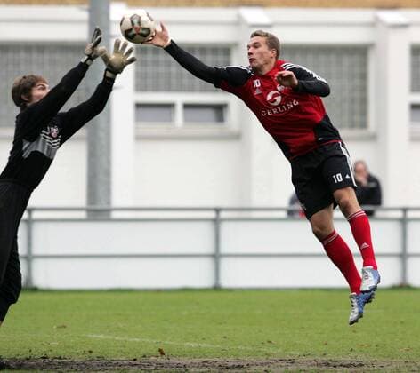 Lukas Podolski nimmt gegen Torwart Benjamin Finke (beide Köln) die Hand zuhilfe Fußball 1. BL Herren Saison 2005 2006, 1. FC Köln, Training Gruppe Köln Dynamik,
