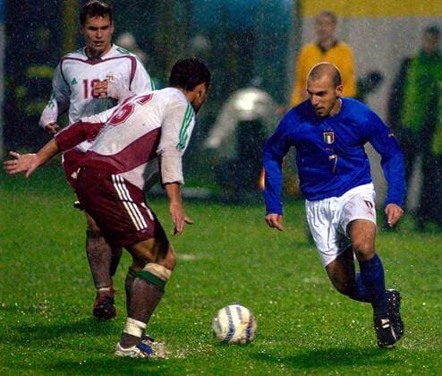 Alessandro Rosina (Italien U21, re.) gegen Csaba Regedei (vorn) und Peter Cvitkovics (beide Ungarn U21) -  Fußball Länderspiel Herren U 21 Europameisterschaftsqualifikation 2005, Qualifikation, Länderspiel, Nationalmannschaft Gruppe Fermo Dynamik,