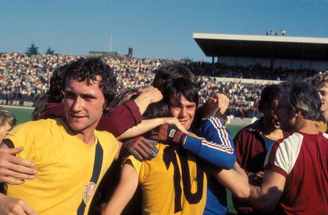 FDGB Pokalsieger Dresden u.a. mit: Gerd Weber (li.) und Torwart Claus Boden (2.v.re.) Fußball Herren FDGB Pokal 1976 1977, Pokalspiel, Pokalfinale, Pokalendspiel, SG Dynamo Dresden, Vdia Gruppe Finale, Endspiel o0 Aufmacher Berlin Freude, Begeisterung,