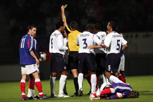 Schiedsrichter Matteo Trefoloni zeigt Kieran Richardson (3.v.li.) die gelbe Karte, die Reklamationen von Tom Huddlestone, Nedum Onuoha, Darren Bent und Anton Ferdinand (alle England U21) können ihn nicht umstimmen, am Boden: Bakari Sagna (Frankreich U21) Fußball Länderspiel Herren U 21 Europameisterschaftsqualifikation 2005, Qualifikation, Länderspiel, Gruppe pan11457 Nancy  