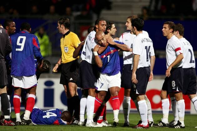 Anton Ferdinand (Mitte, England U21) nutzt die Ablenkung von Schiedsrichter Matteo Trefoloni (Italien) für eine plumpe Tätlichkeit an Julien Flaubert (Frankreich U21) Fußball Länderspiel Herren U 21 Europameisterschaftsqualifikation 2005, Qualifikation, Länderspiel, Totale pan11457 Nancy  